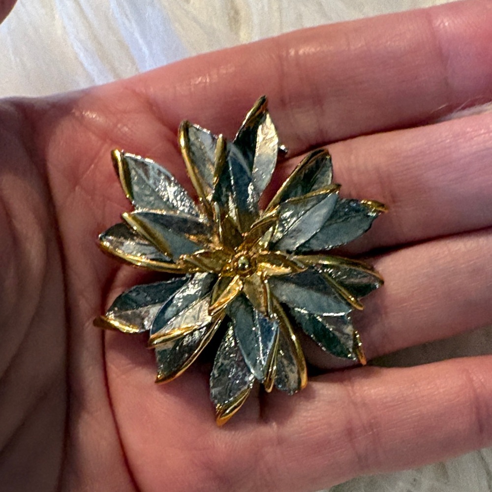Elegant Gold and Silver Flower Brooch - Picture 4 of 7